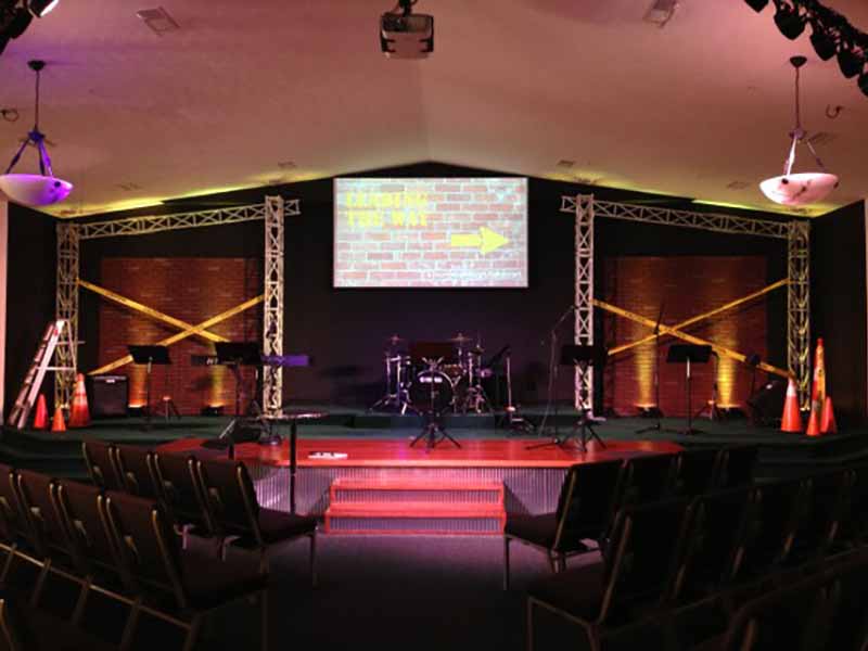 Diseño de escenario de iglesia económico con cubiertas de techo de armadura de escenario contemporáneas