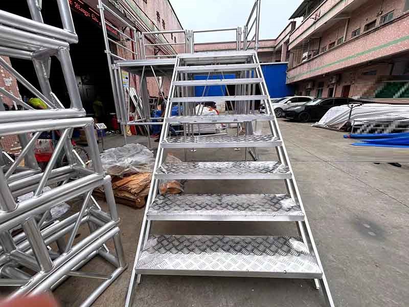 montaje de escalera de escenario de aluminio