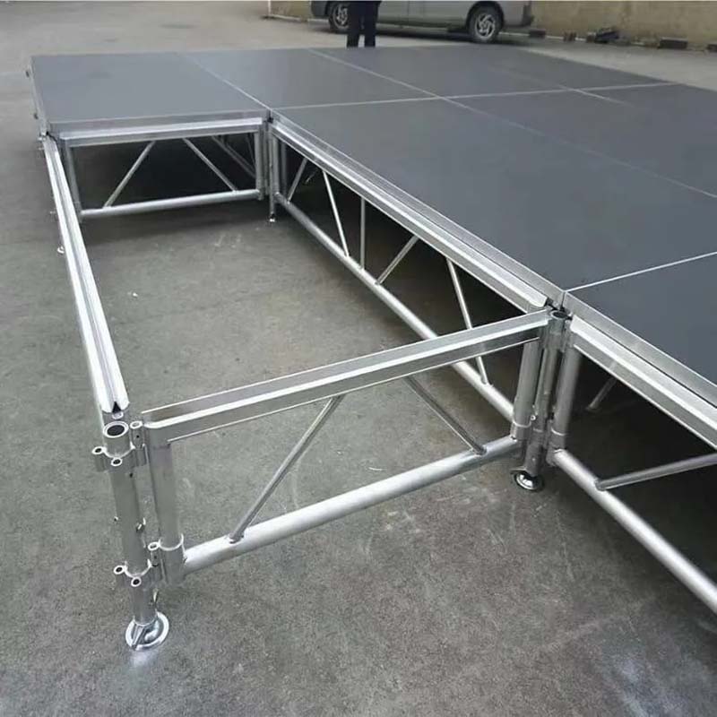 Escenarios de 4x4 pies combinados con escenarios de 4x8 pies