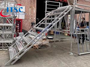Conjunto de escaleras de aluminio de 9 escalones para escenario portátil de 2 m de alto.
        