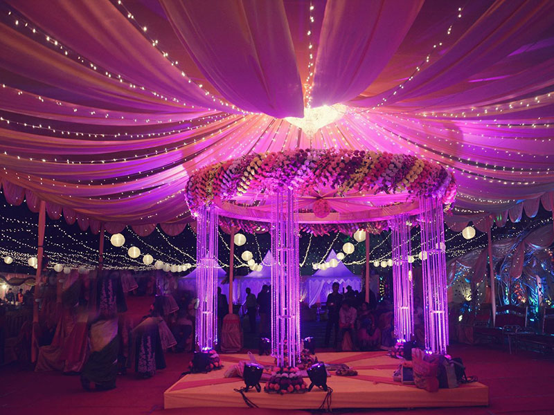 ¿Cómo diseñar una decoración de recepción de escenario de boda rosa de bajo costo con una armadura de escenario redonda?