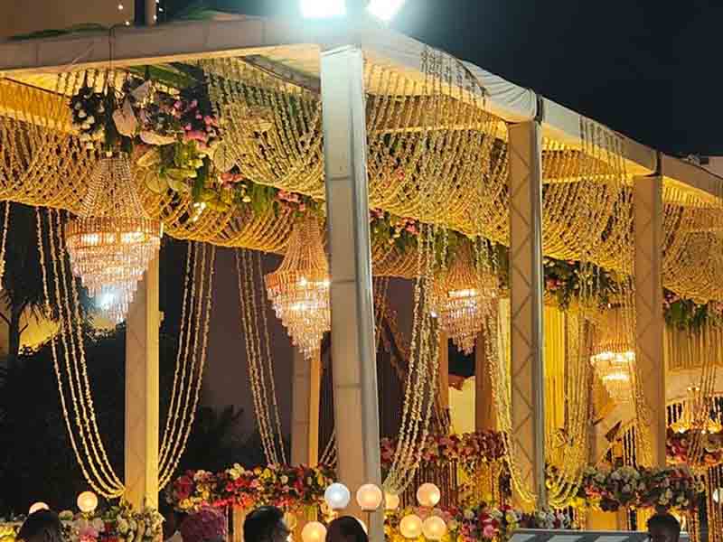 Escenario de bodas Golden Truss: Realza tu celebración de aniversario de oro
