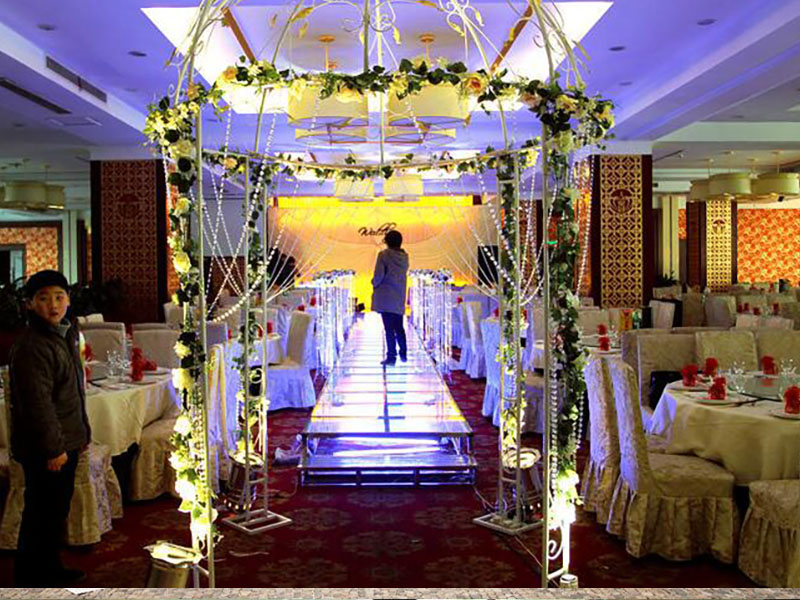 Telón de fondo de escenario de vidrio iluminado para planificador de bodas de día interior
