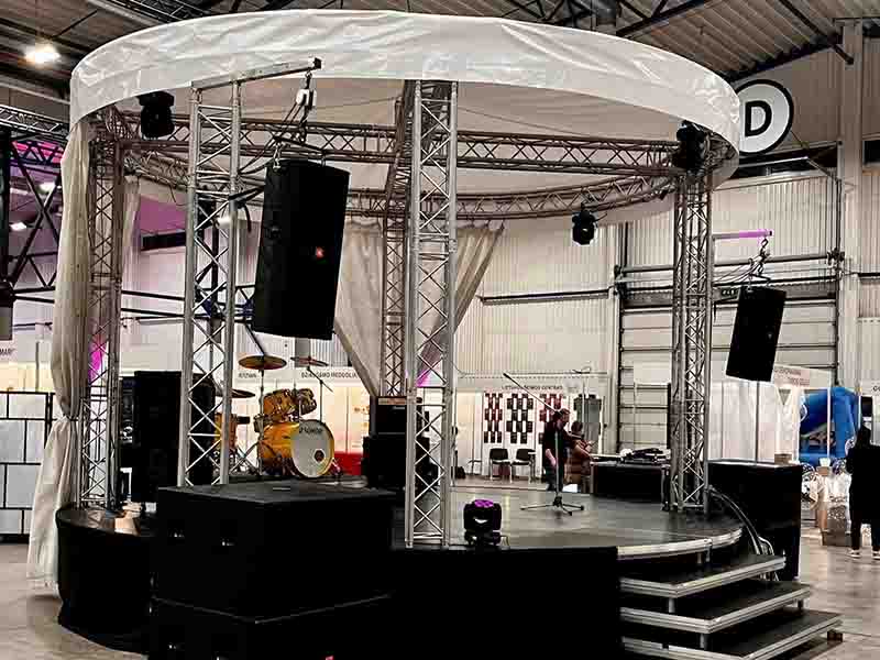 ¿Cómo diseñar una decoración de recepción de escenario de boda rosa de bajo costo con una armadura de escenario redonda?