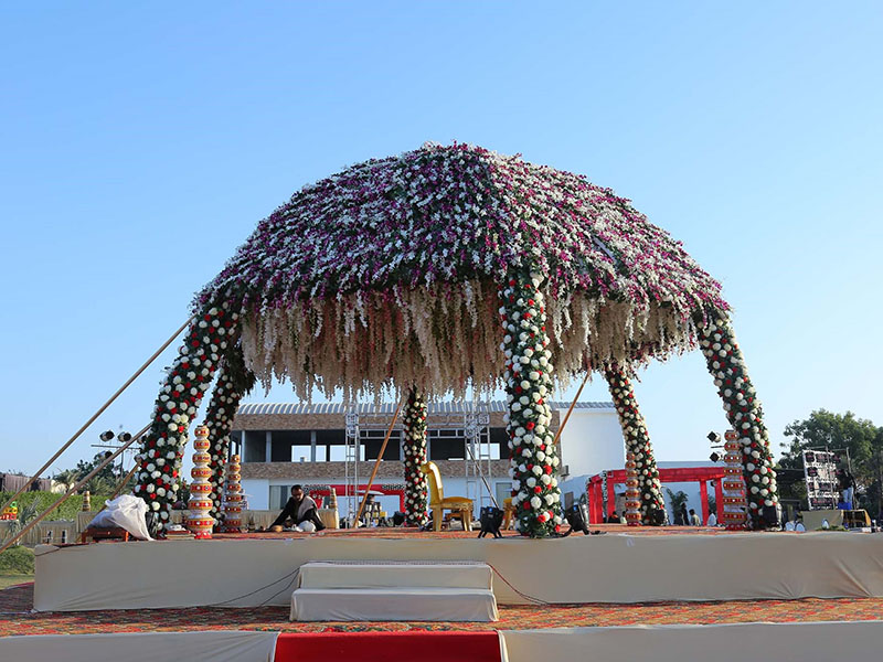 ¿Cómo diseñar un escenario de boda en la India al aire libre decorado con flores?