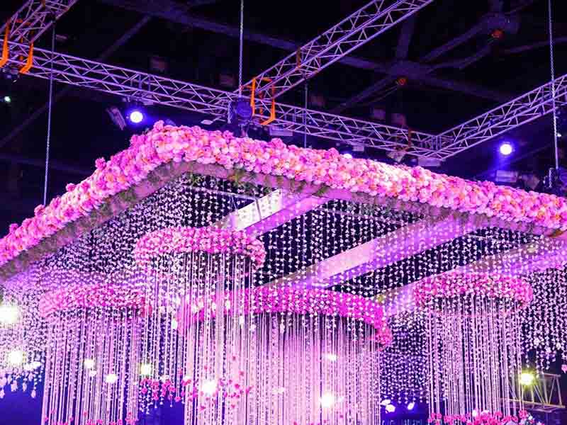 Haz que tu boda sea inolvidable con iluminación de armazón colgante negra personalizada