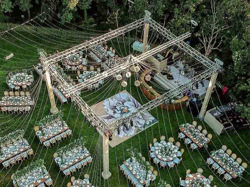 Escenario de entretenimiento de decoración de escenario de boda de flores al aire libre
