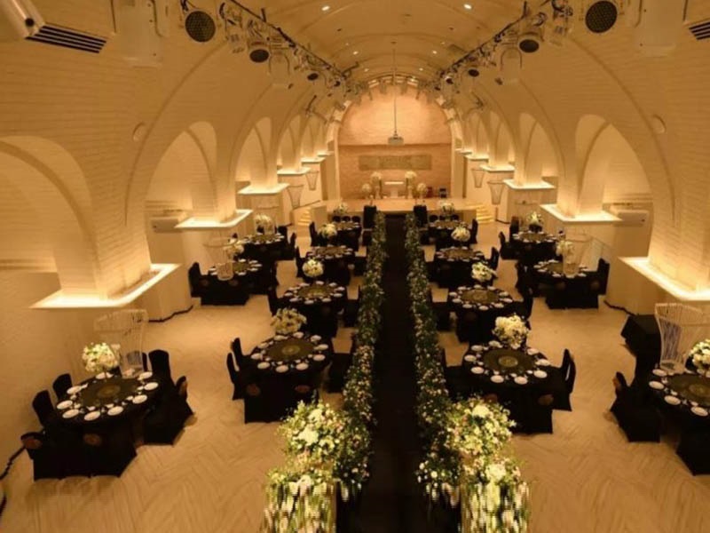 Ideas de diseños de decoración de escenario de boda dorada con truss de iluminación