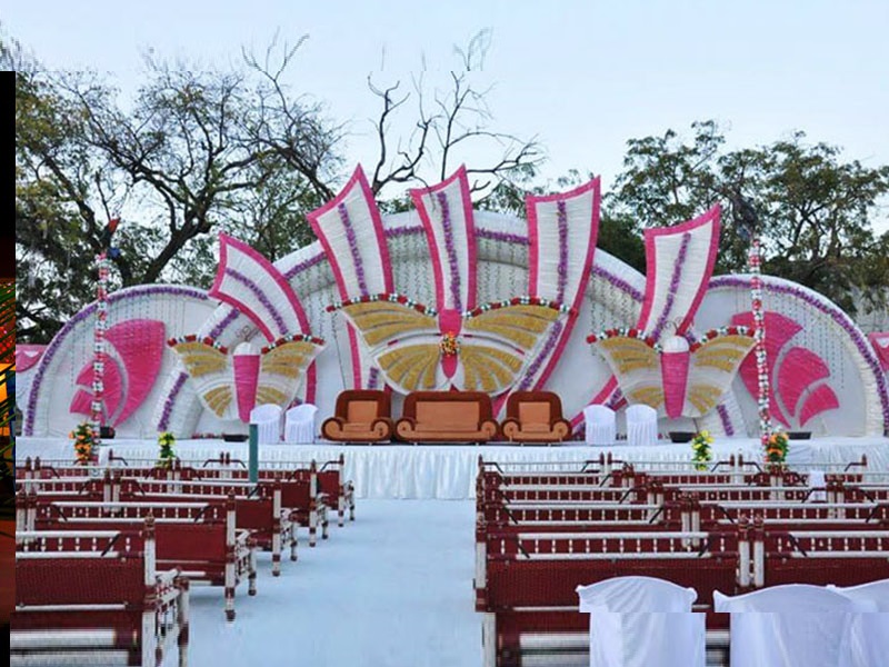 Decoración elegante de la recepción de la etapa de la boda de la flor al aire libre