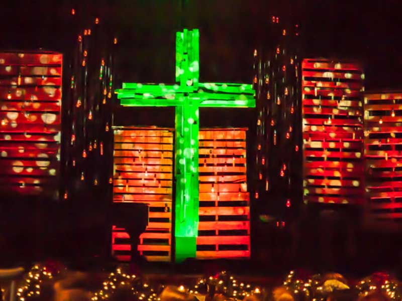Telones de fondo de escenario de iglesia portátiles decorados con cruz e iluminación de escenario
