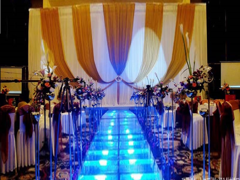 ¿Cómo se puede instalar un escenario de plexiglás acrílico transparente de lujo para la decoración de la boda?