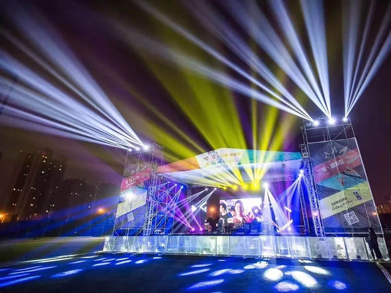 Grandes escenarios de conciertos para entretenimiento al aire libre en festivales