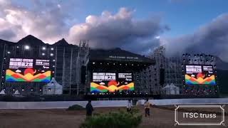 Diseño de escenario de festival de música de multitud al aire libre