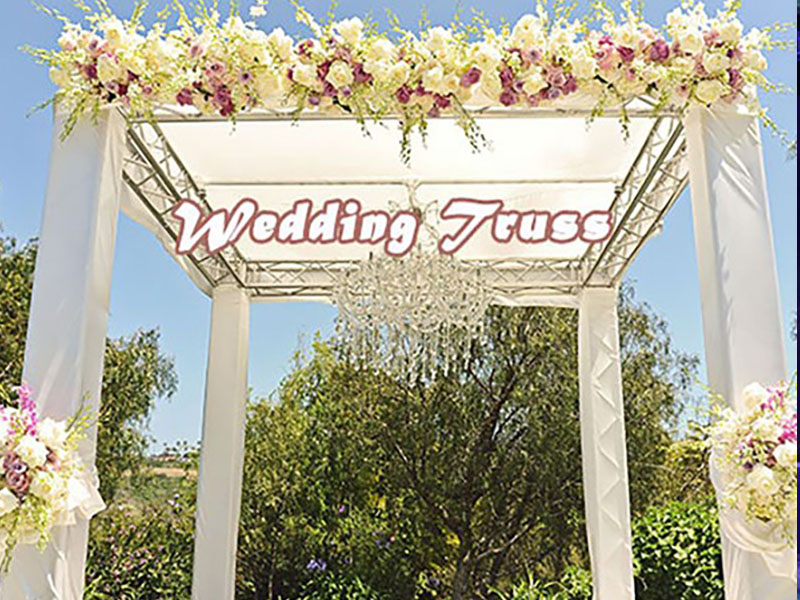 ¿Cómo se construye un escenario al aire libre para una boda?